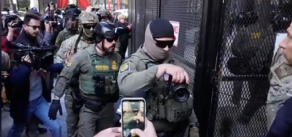 ਅਮਰੀਕਾ ਦੇ ਉੱਤਰੀ ਕੈਰੋਲੀਨਾ ਦੇ ਮੈਕਲੇਨਬਰਗ ਕਾਉਂਟੀ ਦੇ ਸ਼ਹਿਰ ਸ਼ਾਰਲੋਟ ਵਿੱਚ ਸੰਘੀ ਇਮੀਗ੍ਰੇਸ਼ਨ ਏਜੰਟ। ਫੋਟੋ: ਸੀਬੀਐਸ ਨਿਊਜ਼ ਅਮਰੀਕਾ ਦੇ ਉੱਤਰੀ ਕੈਰੋਲੀਨਾ ਦੇ ਮੈਕਲੇਨਬਰਗ ਕਾਉਂਟੀ ਦੇ ਸ਼ਹਿਰ ਸ਼ਾਰਲੋਟ ਵਿੱਚ ਸੰਘੀ ਇਮੀਗ੍ਰੇਸ਼ਨ ਏਜੰਟ। ਫੋਟੋ: ਸੀਬੀਐਸ ਨਿਊਜ਼