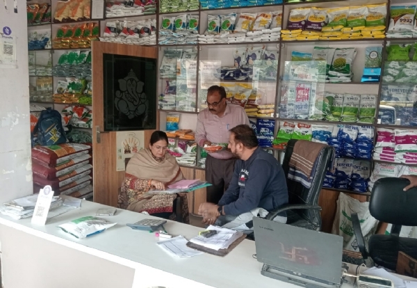 ਮੁੱਖ ਖੇਤੀਬਾੜੀ ਅਫਸਰ ਦੀ ਅਗਵਾਈ ਹੇਠ ਖੇਤੀਬਾੜੀ ਵਿਭਾਗ ਵੱਲੋਂ ਬੀਜਾਂ ਵਾਲੀਆਂ ਵੱਖ-ਵੱਖ ਦੁਕਾਨਾਂ ਦੀ ਕੀਤੀ ਗਈ ਚੈਕਿੰਗ ਦਾ ਦ੍ਰਿਸ਼ ਮੁੱਖ ਖੇਤੀਬਾੜੀ ਅਫਸਰ ਦੀ ਅਗਵਾਈ ਹੇਠ ਖੇਤੀਬਾੜੀ ਵਿਭਾਗ ਵੱਲੋਂ ਬੀਜਾਂ ਵਾਲੀਆਂ ਵੱਖ-ਵੱਖ ਦੁਕਾਨਾਂ ਦੀ ਕੀਤੀ ਗਈ ਚੈਕਿੰਗ ਦਾ ਦ੍ਰਿਸ਼