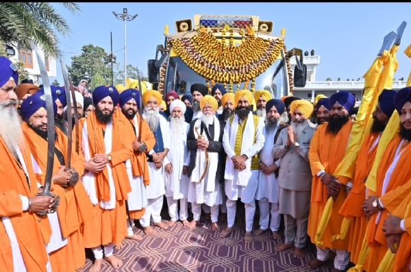 ਗੁਰਦੁਆਰਾ ਮਟਨ ਸਾਹਿਬ ਤੋਂ ਆਰੰਭ ਹੋਇਆ ਨਗਰ ਕੀਰਤਨ ਦੂਸਰੇ ਦਿਨ ਜੰਮੂ ਤੋਂ ਅਗਲੇ ਪੜਾਅ ਲਈ ਰਵਾਨਾ ਹੁੰਦਾ ਹੋਇਆ। ਗੁਰਦੁਆਰਾ ਮਟਨ ਸਾਹਿਬ ਤੋਂ ਆਰੰਭ ਹੋਇਆ ਨਗਰ ਕੀਰਤਨ ਦੂਸਰੇ ਦਿਨ ਜੰਮੂ ਤੋਂ ਅਗਲੇ ਪੜਾਅ ਲਈ ਰਵਾਨਾ ਹੁੰਦਾ ਹੋਇਆ।