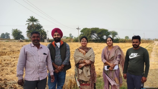 ਮੁੱਖ ਖੇਤੀਬਾੜੀ ਅਫਸਰ ਕਿਸਾਨਾਂ ਨੂੰ ਪਰਾਲੀ ਪ੍ਰਬੰਧਨ ਬਾਰੇ ਪ੍ਰੇਰਿਤ ਕਰਦੇ ਹੋਏ। ਮੁੱਖ ਖੇਤੀਬਾੜੀ ਅਫਸਰ ਕਿਸਾਨਾਂ ਨੂੰ ਪਰਾਲੀ ਪ੍ਰਬੰਧਨ ਬਾਰੇ ਪ੍ਰੇਰਿਤ ਕਰਦੇ ਹੋਏ।