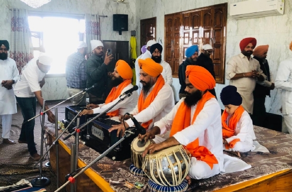 ਗੁਰਦੁਆਰਾ ਸਾਹਿਬ ਪਿੰਡ ਮੋਟੇ ਮਾਜਰਾ ਵਿਖੇ ਸ੍ਰੀ ਗੁਰੂ ਤੇਗ ਬਹਾਦਰ ਜੀ ਦੇ 350ਵੇਂ ਸ਼ਹਾਦਤ ਪੁਰਬ ਨੂੰ ਸਮਰਪਿਤ ਕਰਵਾਏ ਗਏ ਕੀਰਤਨ ਦਰਬਾਰ ਦੌਰਾਨ ਕੀਰਤਨ ਕਰਦਾ ਹੋਇਆ ਜੱਥਾ। ਗੁਰਦੁਆਰਾ ਸਾਹਿਬ ਪਿੰਡ ਮੋਟੇ ਮਾਜਰਾ ਵਿਖੇ ਸ੍ਰੀ ਗੁਰੂ ਤੇਗ ਬਹਾਦਰ ਜੀ ਦੇ 350ਵੇਂ ਸ਼ਹਾਦਤ ਪੁਰਬ ਨੂੰ ਸਮਰਪਿਤ ਕਰਵਾਏ ਗਏ ਕੀਰਤਨ ਦਰਬਾਰ ਦੌਰਾਨ ਕੀਰਤਨ ਕਰਦਾ ਹੋਇਆ ਜੱਥਾ।