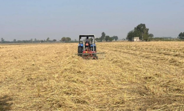 ਪਿੰਡ ਖੁੱਡੀ ਖੁਰਦ ਦਾ ਕਿਸਾਨ ਲਵਪ੍ਰੀਤ ਸਿੰਘ ਆਪਣੀ 50 ਏਕੜ ਦੀ ਖੇਤੀ ਵਿੱਚ ਪਰਾਲੀ ਦੀ ਸੰਭਾਲ ਖੇਤ ’ਚ ਹੀ ਕਰਦਾ ਹੋਇਆ। ਪਿੰਡ ਖੁੱਡੀ ਖੁਰਦ ਦਾ ਕਿਸਾਨ ਲਵਪ੍ਰੀਤ ਸਿੰਘ ਆਪਣੀ 50 ਏਕੜ ਦੀ ਖੇਤੀ ਵਿੱਚ ਪਰਾਲੀ ਦੀ ਸੰਭਾਲ ਖੇਤ ’ਚ ਹੀ ਕਰਦਾ ਹੋਇਆ।