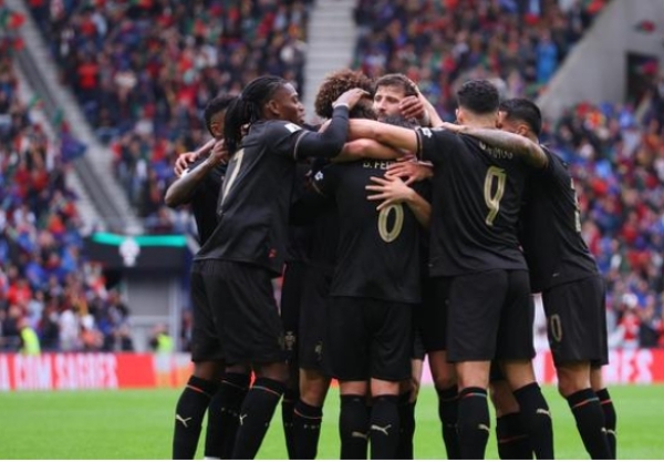 2026 ਫੀਫਾ ਵਿਸ਼ਵ ਕੱਪ ਲਈ ਕੁਆਲੀਫਾਈ ਕਰਨ ਤੋਂ ਬਾਅਦ ਪੁਰਤਗਾਲੀ ਟੀਮ ਜਸ਼ਨ ਮਨਾਉਂਦੀ ਹੋਈ 2026 ਫੀਫਾ ਵਿਸ਼ਵ ਕੱਪ ਲਈ ਕੁਆਲੀਫਾਈ ਕਰਨ ਤੋਂ ਬਾਅਦ ਪੁਰਤਗਾਲੀ ਟੀਮ ਜਸ਼ਨ ਮਨਾਉਂਦੀ ਹੋਈ