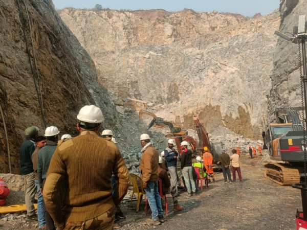 ਖਾਣ ਵਿੱਚ ਰਾਹਤ ਕਾਰਜਾਂ ਵਿੱਚ ਲੱਗੇ ਐਨਡੀਆਰਐਫ ਤੇ ਐਸਡੀਆਰਐਫ ਦੇ ਕਰਮਚਾਰੀ ਖਾਣ ਵਿੱਚ ਰਾਹਤ ਕਾਰਜਾਂ ਵਿੱਚ ਲੱਗੇ ਐਨਡੀਆਰਐਫ ਤੇ ਐਸਡੀਆਰਐਫ ਦੇ ਕਰਮਚਾਰੀ