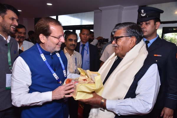 ਹਰਿਆਣਾ ਦੇ ਸੈਰ ਸਪਾਟਾ ਮੰਤਰੀ ਅਰਵਿੰਦ ਸ਼ਰਮਾ ਪੰਜਾਬ ਦੇ ਰਾਜਪਾਲ ਗੁਲਾਬਚੰਦ ਕਟਾਰੀਆ ਨੂੰ ਜਲੇਬੀ ਭੇਂਟ ਕਰਦੇ ਹੋਏ। ਹਰਿਆਣਾ ਦੇ ਸੈਰ ਸਪਾਟਾ ਮੰਤਰੀ ਅਰਵਿੰਦ ਸ਼ਰਮਾ ਪੰਜਾਬ ਦੇ ਰਾਜਪਾਲ ਗੁਲਾਬਚੰਦ ਕਟਾਰੀਆ ਨੂੰ ਜਲੇਬੀ ਭੇਂਟ ਕਰਦੇ ਹੋਏ।