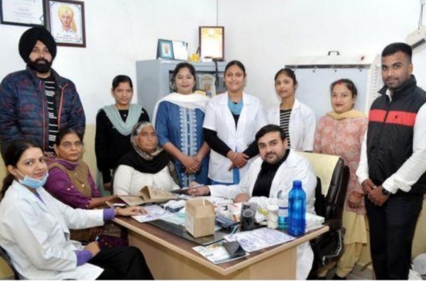 ਢਾਹਾਂ ਕਲੇਰਾਂ ਹਸਪਤਾਲ ਵਿਚ ਲੱਗੇ ਚਮੜੀ ਦੀਆਂ ਬਿਮਾਰੀਆਂ ਦੇ ਮੁਫ਼ਤ ਕੈਂਪ ਦਾ ਦ੍ਰਿਸ਼। ਢਾਹਾਂ ਕਲੇਰਾਂ ਹਸਪਤਾਲ ਵਿਚ ਲੱਗੇ ਚਮੜੀ ਦੀਆਂ ਬਿਮਾਰੀਆਂ ਦੇ ਮੁਫ਼ਤ ਕੈਂਪ ਦਾ ਦ੍ਰਿਸ਼।