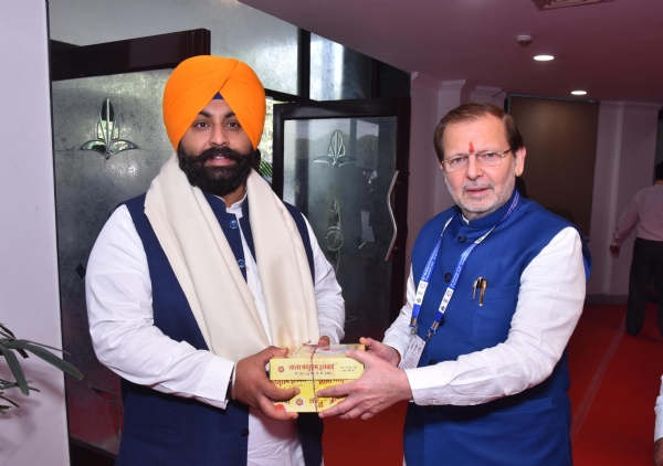 ਹਰਿਆਣਾ ਦੇ ਸੈਰ ਸਪਾਟਾ ਮੰਤਰੀ ਅਰਵਿੰਦ ਸ਼ਰਮਾ ਪੰਜਾਬ ਦੇ ਸਿੱਖਿਆ ਮੰਤਰੀ ਹਰਜੋਤ ਬੈਂਸ ਨੂੰ ਜਲੇਬੀ ਭੇਂਟ ਕਰਦੇ ਹੋਏ ਹਰਿਆਣਾ ਦੇ ਸੈਰ ਸਪਾਟਾ ਮੰਤਰੀ ਅਰਵਿੰਦ ਸ਼ਰਮਾ ਪੰਜਾਬ ਦੇ ਸਿੱਖਿਆ ਮੰਤਰੀ ਹਰਜੋਤ ਬੈਂਸ ਨੂੰ ਜਲੇਬੀ ਭੇਂਟ ਕਰਦੇ ਹੋਏ