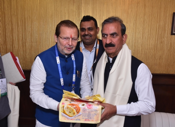 ਹਰਿਆਣਾ ਦੇ ਸੈਰ ਸਪਾਟਾ ਮੰਤਰੀ ਅਰਵਿੰਦ ਸ਼ਰਮਾ ਹਿਮਾਚਲ ਦੇ ਮੁੱਖ ਮੰਤਰੀ ਸੁਖਵਿੰਦਰ ਸੁੱਖੂ ਨੂੰ ਜਲੇਬੀ ਭੇਟ ਕਰਦੇ ਹੋਏ ਹਰਿਆਣਾ ਦੇ ਸੈਰ ਸਪਾਟਾ ਮੰਤਰੀ ਅਰਵਿੰਦ ਸ਼ਰਮਾ ਹਿਮਾਚਲ ਦੇ ਮੁੱਖ ਮੰਤਰੀ ਸੁਖਵਿੰਦਰ ਸੁੱਖੂ ਨੂੰ ਜਲੇਬੀ ਭੇਟ ਕਰਦੇ ਹੋਏ