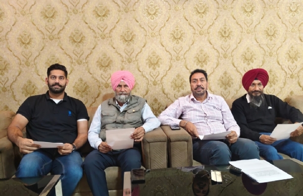 ਸੁਰਜੀਤ ਸਪੋਰਟਸ ਐਸੋਸੀਏਸ਼ਨ ਰਜਿ: ਬਟਾਲਾ ਦੇ ਨੁਮਾਇੰਦੇ ਜਾਣਕਾਰੀ ਦਿੰਦੇ ਹੋਏ। ਸੁਰਜੀਤ ਸਪੋਰਟਸ ਐਸੋਸੀਏਸ਼ਨ ਰਜਿ: ਬਟਾਲਾ ਦੇ ਨੁਮਾਇੰਦੇ ਜਾਣਕਾਰੀ ਦਿੰਦੇ ਹੋਏ।