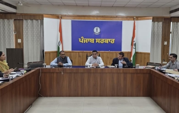 ਡਵੀਜ਼ਨਲ ਕਮਿਸ਼ਨਰ ਸੰਗਰੂਰ ਜ਼ਿਲ੍ਹੇ ਦੇ ਮਾਲ ਅਧਿਕਾਰੀਆਂ ਨਾਲ ਮੀਟਿੰਗ ਕਰਦੇ ਹੋਏ। ਡਵੀਜ਼ਨਲ ਕਮਿਸ਼ਨਰ ਸੰਗਰੂਰ ਜ਼ਿਲ੍ਹੇ ਦੇ ਮਾਲ ਅਧਿਕਾਰੀਆਂ ਨਾਲ ਮੀਟਿੰਗ ਕਰਦੇ ਹੋਏ।