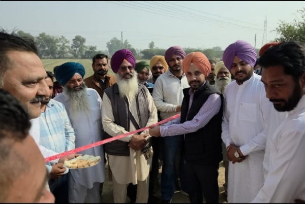 ਮੁੱਖ ਮੰਤਰੀ ਦੇ ਓ.ਐੱਸ.ਡੀ. ਸੁਖਵੀਰ ਸਿੰਘ ਪਿੰਡ ਕਾਂਝਲਾ ਤੋਂ ਬੁਗਰਾ ਜਾਣ ਵਾਲੀ ਸੜਕ ਦੇ ਨਿਰਮਾਣ ਕਾਰਜ ਦੀ ਸ਼ੁਰੂਆਤ ਕਰਵਾਉਣ ਮੌਕੇ। ਮੁੱਖ ਮੰਤਰੀ ਦੇ ਓ.ਐੱਸ.ਡੀ. ਸੁਖਵੀਰ ਸਿੰਘ ਪਿੰਡ ਕਾਂਝਲਾ ਤੋਂ ਬੁਗਰਾ ਜਾਣ ਵਾਲੀ ਸੜਕ ਦੇ ਨਿਰਮਾਣ ਕਾਰਜ ਦੀ ਸ਼ੁਰੂਆਤ ਕਰਵਾਉਣ ਮੌਕੇ।