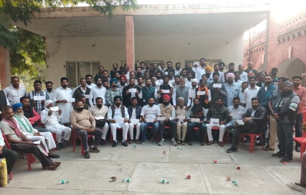 ਵਿਧਾਇਕ ਫਾਜ਼ਿਲਕਾ ਪਿੰਡਾਂ ਦੇ ਬਹੁ-ਪੱਖ ਵਿਕਾਸ ਲਈ ਦੋ ਦਿਨਾਂ ਵਿਚ ਪਿੰਡਾਂ ਨੂੰ ਜਾਰੀ 9.27 ਕਰੋੜ ਦੀ ਗ੍ਰਾਂਟ ਜਾਰੀ ਕਰਦੇ ਹੋਏ। ਵਿਧਾਇਕ ਫਾਜ਼ਿਲਕਾ ਪਿੰਡਾਂ ਦੇ ਬਹੁ-ਪੱਖ ਵਿਕਾਸ ਲਈ ਦੋ ਦਿਨਾਂ ਵਿਚ ਪਿੰਡਾਂ ਨੂੰ ਜਾਰੀ 9.27 ਕਰੋੜ ਦੀ ਗ੍ਰਾਂਟ ਜਾਰੀ ਕਰਦੇ ਹੋਏ।