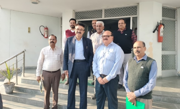 ਚੇਅਰਮੈਨ ਪ੍ਰਸਾਰ ਭਾਰਤੀ ਨਵਨੀਤ ਕੁਮਾਰ ਸਹਿਗਲ ਅਕਾਸ਼ਵਾਣੀ ਦਫਤਰ ਫਾਜ਼ਿਲਕਾ ਦਾ ਦੌਰਾ ਕਰਦੇ ਹੋਏ। ਚੇਅਰਮੈਨ ਪ੍ਰਸਾਰ ਭਾਰਤੀ ਨਵਨੀਤ ਕੁਮਾਰ ਸਹਿਗਲ ਅਕਾਸ਼ਵਾਣੀ ਦਫਤਰ ਫਾਜ਼ਿਲਕਾ ਦਾ ਦੌਰਾ ਕਰਦੇ ਹੋਏ।