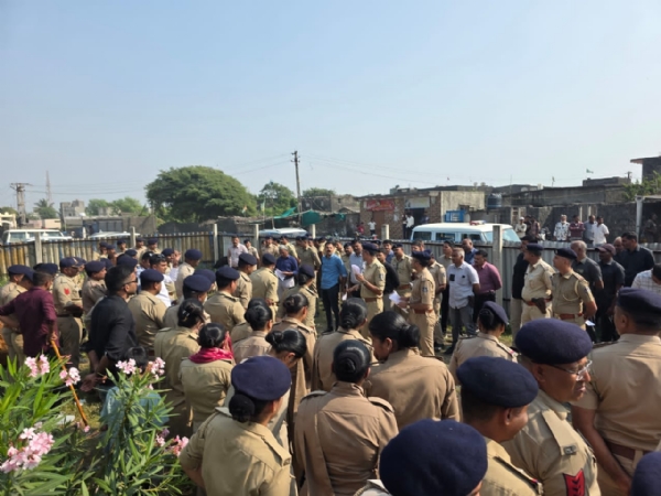 ਗਿਰ ਸੋਮਨਾਥ ਵਿੱਚ ਦਰਗਾਹ ਦਾ ਨਿਰੀਖਣ ਕਰਦੀ ਹੋਈ ਐਸਓਜੀ ਟੀਮ ਅਤੇ ਤਾਇਨਾਤ ਪੁਲਿਸ ਫੋਰਸ ਗਿਰ ਸੋਮਨਾਥ ਵਿੱਚ ਦਰਗਾਹ ਦਾ ਨਿਰੀਖਣ ਕਰਦੀ ਹੋਈ ਐਸਓਜੀ ਟੀਮ ਅਤੇ ਤਾਇਨਾਤ ਪੁਲਿਸ ਫੋਰਸ