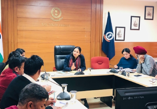 ਡਿਪਟੀ ਕਮਿਸ਼ਨਰ ਸ਼ਹੀਦੀ ਸਮਾਗਮਾਂ ਨੂੰ ਸਮਰਪਿਤ ਨਗਰ ਕੀਰਤਨ ਦੇ ਸਵਾਗਤ ਸਬੰਧੀ ਅਧਿਕਾਰੀਆਂ ਨਾਲ ਮੀਟਿੰਗ ਕਰਦੇ ਹੋਏ।