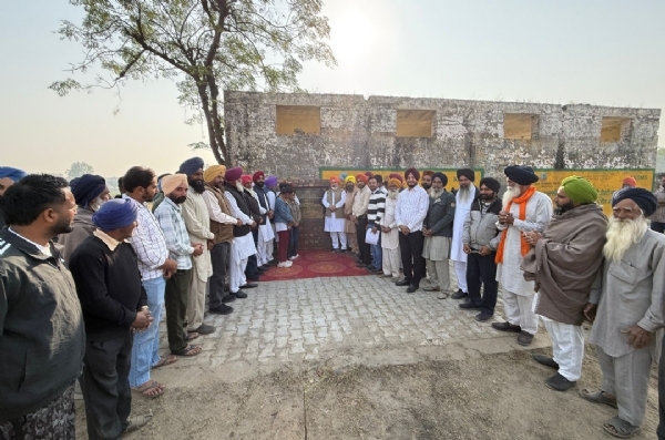 ਚੇਤਨ ਸਿੰਘ ਜੋੜੇਮਾਜਰਾ 62 ਲੱਖ ਰੁਪਏ ਦੀ ਲਾਗਤ ਨਾਲ ਦੋ ਖੇਡ ਦੇ ਮਾਡਲ ਮੈਦਾਨ ਤਿਆਰ ਕਰਨ ਦੇ ਨੀਂਹ ਪੱਥਰ ਰੱਖਦੇ ਹੋਏ। ਚੇਤਨ ਸਿੰਘ ਜੋੜੇਮਾਜਰਾ 62 ਲੱਖ ਰੁਪਏ ਦੀ ਲਾਗਤ ਨਾਲ ਦੋ ਖੇਡ ਦੇ ਮਾਡਲ ਮੈਦਾਨ ਤਿਆਰ ਕਰਨ ਦੇ ਨੀਂਹ ਪੱਥਰ ਰੱਖਦੇ ਹੋਏ।