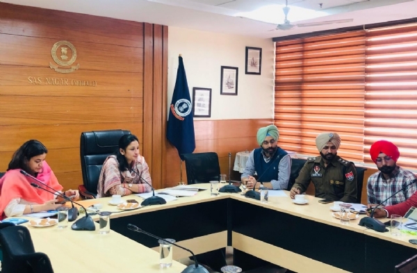 ਡਿਪਟੀ ਕਮਿਸ਼ਨਰ ਸੜਕ ਦੁਰਘਟਨਾਵਾਂ ਦੀ ਰੋਕਥਾਮ ਲਈ ਜ਼ਿਲ੍ਹਾ ਰੋਡ ਸੇਫਟੀ ਕਮੇਟੀ ਦੀ ਸਮੀਖਿਆ ਮੀਟਿੰਗ ਦੌਰਾਨ।