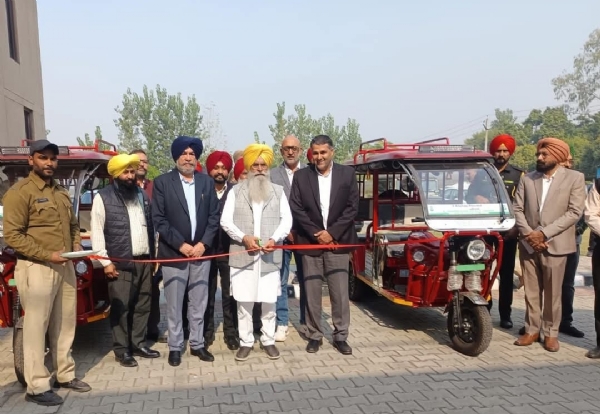 ਪ੍ਰੋਜੈਕਟ ਪ੍ਰਕ੍ਰਿਤੀ ਤਹਿਤ ਗੁਰੂ ਅੰਗਦ ਦੇਵ ਵੈਟਰਨਰੀ ਅਤੇ ਐਨੀਮਲ ਸਾਇੰਸਜ਼ ਯੂਨੀਵਰਸਿਟੀ ਨੂੰ ਈ-ਰਿਕਸ਼ਿਆਂ ਦੀ ਰਸਮੀ ਸਪੁਰਦਗੀ ਅਤੇ ਝੰਡੀ ਦਿਖਾ ਕੇ ਰਵਾਨਾ ਕਰਦੇ ਹੋਏ ਮੰਤਰੀ ਗੁਰਮੀਤ ਸਿੰਘ ਖੁੱਡੀਆ. ਪ੍ਰੋਜੈਕਟ ਪ੍ਰਕ੍ਰਿਤੀ ਤਹਿਤ ਗੁਰੂ ਅੰਗਦ ਦੇਵ ਵੈਟਰਨਰੀ ਅਤੇ ਐਨੀਮਲ ਸਾਇੰਸਜ਼ ਯੂਨੀਵਰਸਿਟੀ ਨੂੰ ਈ-ਰਿਕਸ਼ਿਆਂ ਦੀ ਰਸਮੀ ਸਪੁਰਦਗੀ ਅਤੇ ਝੰਡੀ ਦਿਖਾ ਕੇ ਰਵਾਨਾ ਕਰਦੇ ਹੋਏ ਮੰਤਰੀ ਗੁਰਮੀਤ ਸਿੰਘ ਖੁੱਡੀਆ.