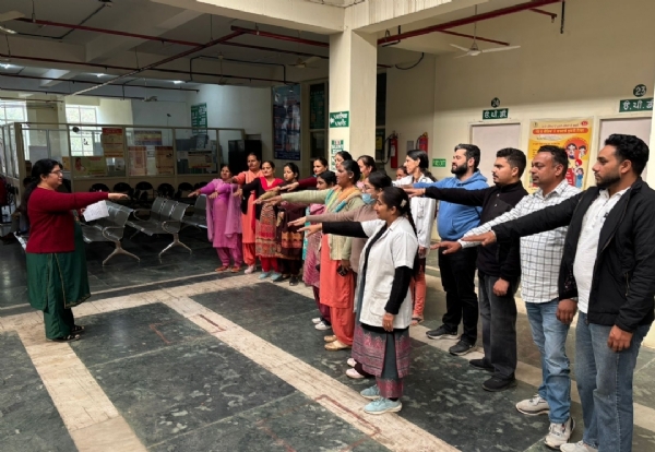 ਸਿਹਤ ਸੰਸਥਾਵਾਂ ਵਿਚ ਸੰਕਲਪ ਲੈਂਦੇ ਮੁਲਾਜ਼ਮ।