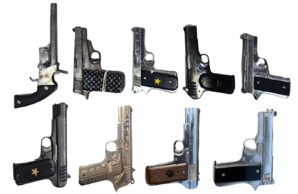 ਜੱਗਾ ਫੁਕੀਵਾਲ ਫਿਰੌਤੀ ਗਿਰੋਹ ਦੇ ਮੁੱਖ ਮੈਂਬਰ ਸਮੇਤ ਤਿੰਨ ਵਿਅਕਤੀਆਂ ਕੋਲੋਂ ਬਰਾਮਦ 9 ਪਿਸਤੌਲਾ ਦਾ ਦ੍ਰਿਸ਼। ਜੱਗਾ ਫੁਕੀਵਾਲ ਫਿਰੌਤੀ ਗਿਰੋਹ ਦੇ ਮੁੱਖ ਮੈਂਬਰ ਸਮੇਤ ਤਿੰਨ ਵਿਅਕਤੀਆਂ ਕੋਲੋਂ ਬਰਾਮਦ 9 ਪਿਸਤੌਲਾ ਦਾ ਦ੍ਰਿਸ਼।