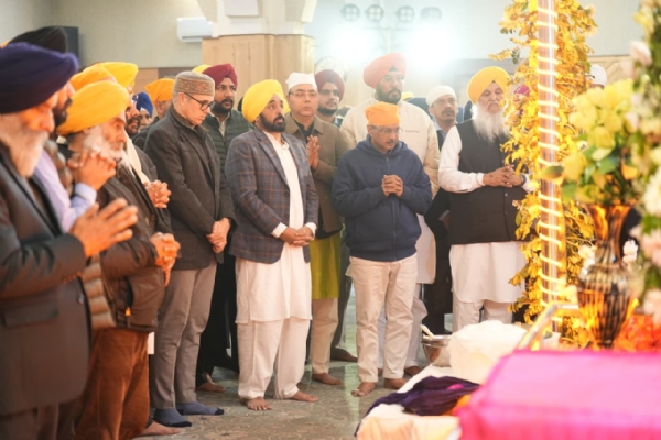 ਸ੍ਰੀ ਗੁਰੂ ਤੇਗ਼ ਬਹਾਦਰ ਜੀ ਦੇ 350ਵੇਂ ਸ਼ਹੀਦੀ ਦਿਹਾੜੇ ਨੂੰ ਸਮਰਪਿਤ ਵਿਸ਼ਾਲ ਨਗਰ ਕੀਰਤਨ ਦੇ ਸ੍ਰੀਨਗਰ ਤੋਂ ਰਵਾਨਾ ਹੋਣ ਮੌਕੇ ਮੁੱਖ ਮੰਤਰੀ ਭਗਵੰਤ ਸਿੰਘ ਮਾਨ, ਅਰਵਿੰਦ ਕੇਜਰੀਵਾਲ ਅਤੇ ਜੰਮੂ ਕਸ਼ਮੀਰ ਦੇ ਮੁੱਖ ਮੰਤਰੀ ਉਮਰ ਅਬਦੁੱਲਾ ਸੰਗਤ ਦੇ ਨਾਲ