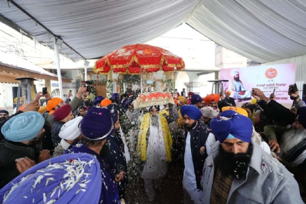 ਸ੍ਰੀ ਗੁਰੂ ਤੇਗ਼ ਬਹਾਦਰ ਜੀ ਦੇ 350ਵੇਂ ਸ਼ਹੀਦੀ ਦਿਹਾੜੇ ਨੂੰ ਸਮਰਪਿਤ ਵਿਸ਼ਾਲ ਨਗਰ ਕੀਰਤਨ ਸ੍ਰੀਨਗਰ ਤੋਂ ਰਵਾਨਾ ਹੋਣ ਸਮੇਂ।