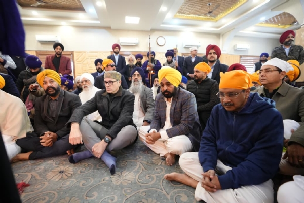 ਸ੍ਰੀ ਗੁਰੂ ਤੇਗ਼ ਬਹਾਦਰ ਜੀ ਦੇ 350ਵੇਂ ਸ਼ਹੀਦੀ ਦਿਹਾੜੇ ਨੂੰ ਸਮਰਪਿਤ ਵਿਸ਼ਾਲ ਨਗਰ ਕੀਰਤਨ ਦੇ ਸ੍ਰੀਨਗਰ ਤੋਂ ਰਵਾਨਾ ਹੋਣ ਮੌਕੇ ਮੁੱਖ ਮੰਤਰੀ ਭਗਵੰਤ ਸਿੰਘ ਮਾਨ, ਅਰਵਿੰਦ ਕੇਜਰੀਵਾਲ ਅਤੇ ਜੰਮੂ ਕਸ਼ਮੀਰ ਦੇ ਮੁੱਖ ਮੰਤਰੀ ਉਮਰ ਅਬਦੁੱਲਾ ਸੰਗਤ ਦੇ ਨਾਲ