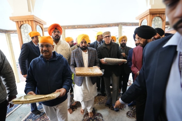 ਸ੍ਰੀ ਗੁਰੂ ਤੇਗ਼ ਬਹਾਦਰ ਜੀ ਦੇ 350ਵੇਂ ਸ਼ਹੀਦੀ ਦਿਹਾੜੇ ਨੂੰ ਸਮਰਪਿਤ ਵਿਸ਼ਾਲ ਨਗਰ ਕੀਰਤਨ ਦੇ ਸ੍ਰੀਨਗਰ ਤੋਂ ਰਵਾਨਾ ਹੋਣ ਮੌਕੇ ਮੁੱਖ ਮੰਤਰੀ ਭਗਵੰਤ ਸਿੰਘ ਮਾਨ, ਅਰਵਿੰਦ ਕੇਜਰੀਵਾਲ ਅਤੇ ਜੰਮੂ ਕਸ਼ਮੀਰ ਦੇ ਮੁੱਖ ਮੰਤਰੀ ਉਮਰ ਅਬਦੁੱਲਾ ਸੰਗਤ ਦੇ ਨਾਲ