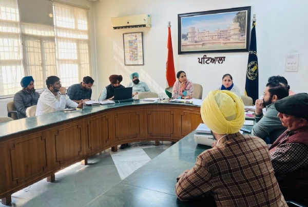 ਡੀ ਸੀ ਪਟਿਆਲਾ ਮੰਦਿਰ ਸ੍ਰੀ ਕਾਲੀ ਦੇਵੀ ਦੇ ਵਿਕਾਸ ਕਾਰਜਾਂ ਦਾ ਜਾਇਜ਼ਾ ਲੈਂਦੇ ਹੋਏ।