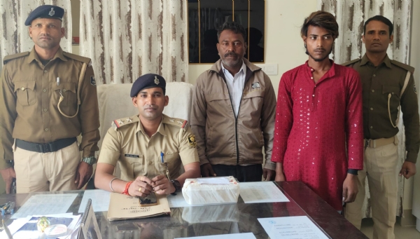 ਚਰਸ ਸਮੇਤ ਗ੍ਰਿਫ਼ਤਾਰ ਮੁਲਜ਼ਮ।