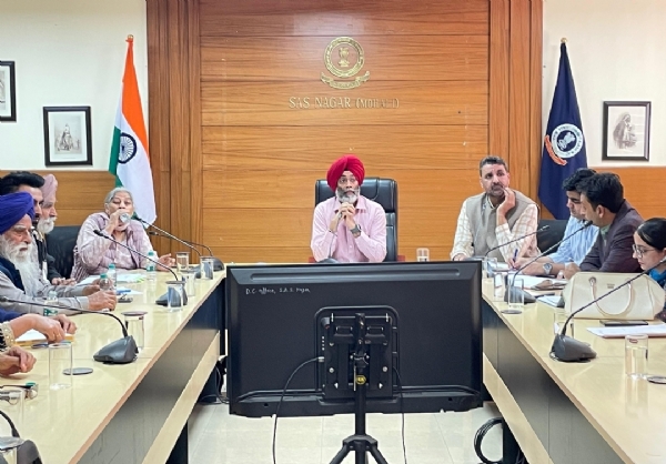 ਏ.ਡੀ.ਸੀ. ਅਨਮੋਲ ਸਿੰਘ ਧਾਲੀਵਾਲ ਦੀ ਅਗਵਾਈ ਹੇਠ ਸਹਿਕਾਰੀ ਸਭਾਵਾਂ ਦੀ ਸਮੀਖਿਆ ਮੀਟਿੰਗ ਦਾ ਦ੍ਰਿਸ਼।