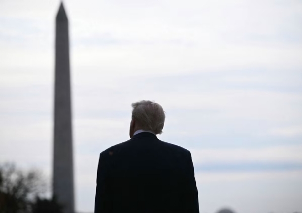 ਰਾਸ਼ਟਰਪਤੀ ਡੋਨਾਲਡ ਟਰੰਪ ਅਸਮਾਨ ਵੱਲ ਵੇਖਦੇ ਹੋਏ। ਫੋਟੋ: ਇੰਟਰਨੈੱਟ ਮੀਡੀਆ