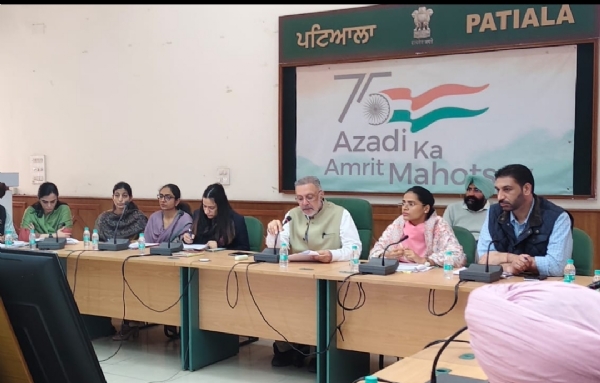 ਡਾ. ਬਲਬੀਰ ਸਿੰਘ ਪਿੰਡ ਪੱਧਰ ਦੀਆਂ ਸਮੱਸਿਆਵਾਂ ਹੱਲ ਕਰਨ ਲਈ ਨਿਰਦੇਸ਼ ਜਾਰੀ ਕਰਦੇ ਹੋਏ।