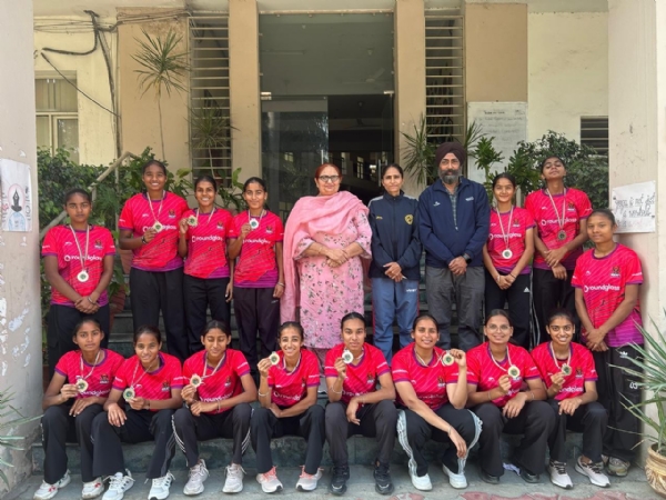 ਲ਼ਾਇਲਪੁਰ ਖਾਲਸਾ ਕਾਲਜ ਫਾਰ ਵਿਮੈਨ ਜਲੰਧਰ ਦੀ ਹਾਕੀ ਟੀਮ ਨੂੰ ਕੀਤਾ ਗਿਆ ਸਨਮਾਨਿਤ