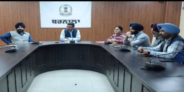 ਡਿਪਟੀ ਕਮਿਸ਼ਨਰ ਬਰਨਾਲਾ ਨੇ ਲੱਕੀ ਡਰਾਅ (ਪਰਾਲੀ) ਦੇ ਚੌਥੇ ਡਰਾਅ ਵਿੱਚ ਜੇਤੂ ਉਮੀਦਵਾਰਾਂ ਨੂੰ ਸਰਟੀਫ਼ਿਕੇਟਾਂ ਦੀ ਕੀਤੀ ਵੰਡ