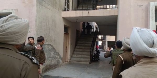 ਗੁਰਦਾਸਪੁਰ ਵਿੱਚ ਜੇਲ੍ਹ ਗਾਰਡ ਨੇ ਪਤਨੀ ਅਤੇ ਸੱਸ ਦਾ ਕਤਲ ਕਰਕੇ ਕੀਤੀ ਖੁਦਕੁਸ਼ੀ