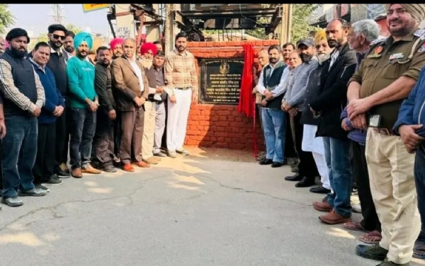 ਵਿਧਾਇਕ ਸ਼ੈਰੀ ਕਲਸੀ 1 ਕਰੋੜ 5 ਲੱਖ ਰੁਪਏ ਦੀ ਲਾਗਤ ਨਾਲ ਲਾਈਟਾਂ ਲਗਾਉਣ ਦਾ ਉਦਘਾਟਨ ਕਰਦੇ ਹੋਏ।