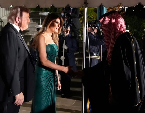 ਡਿਨਰ ’ਤੇ ਰਾਸ਼ਟਰਪਤੀ ਡੋਨਾਲਡ ਟਰੰਪ ਅਤੇ ਪਹਿਲੀ ਮਹਿਲਾ ਮੇਲਾਨੀਆ ਟਰੰਪ ਮੰਗਲਵਾਰ ਨੂੰ ਵ੍ਹਾਈਟ ਹਾਊਸ ਵਿੱਚ ਸਾਊਦੀ ਅਰਬ ਦੇ ਕ੍ਰਾਊਨ ਪ੍ਰਿੰਸ ਮੁਹੰਮਦ ਬਿਨ ਸਲਮਾਨ ਦਾ ਸਵਾਗਤ ਕਰਦੇ ਹਨ।