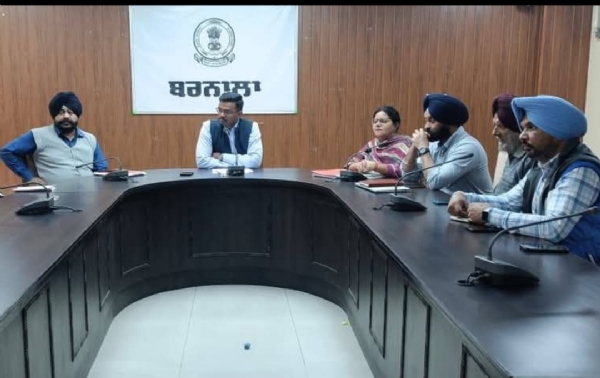 ਡਿਪਟੀ ਕਮਿਸ਼ਨਰ ਬਰਨਾਲਾ ਲੱਕੀ ਡਰਾਅ (ਪਰਾਲੀ) ਦੇ ਚੌਥੇ ਡਰਾਅ ਵਿੱਚ ਜੇਤੂ ਉਮੀਦਵਾਰਾਂ ਨੂੰ ਸਰਟੀਫ਼ਿਕੇਟਾਂ ਦੀ ਵੰਡ ਕਰਨ ਮੌਕੇ। ਡਿਪਟੀ ਕਮਿਸ਼ਨਰ ਬਰਨਾਲਾ ਲੱਕੀ ਡਰਾਅ (ਪਰਾਲੀ) ਦੇ ਚੌਥੇ ਡਰਾਅ ਵਿੱਚ ਜੇਤੂ ਉਮੀਦਵਾਰਾਂ ਨੂੰ ਸਰਟੀਫ਼ਿਕੇਟਾਂ ਦੀ ਵੰਡ ਕਰਨ ਮੌਕੇ।