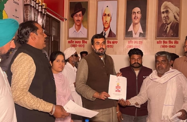 ਵਿਧਾਇਕ ਜਲਾਲਾਬਾਦ ਜਗਦੀਪ ਕੰਬੋਜ ਗੋਲਡੀ ਪਿੰਡ ਜੋਧਾ ਭੈਣੀ, ਬਘੇ ਕੇ ਹਿਠਾੜ ਅਤੇ ਸੰਤੋਖ ਸਿੰਘ ਵਾਲਾ ਵਿਖੇ ਹੜ੍ਹ ਪੀੜਤਾਂ ਨੂੰ ਮੁਆਵਜੇ ਦੇ ਮਨਜੂਰੀ ਪੱਤਰ ਦੀ ਵੰਡ ਕਰਦੇ ਹੋਏ।