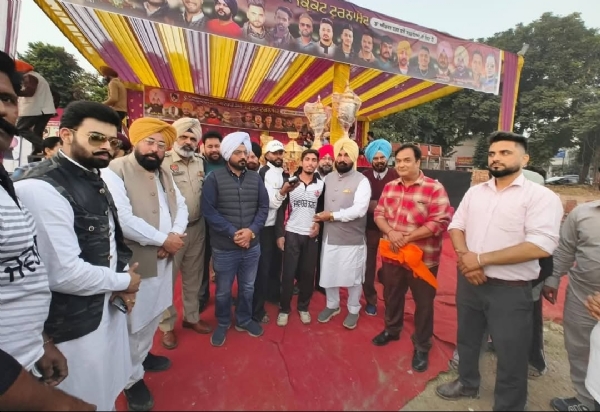 ਵਿਧਾਇਕ ਕੁਲਵੰਤ ਸਿੰਘ ਸਿੱਧੂ ਕ੍ਰਿਕਟ ਕੱਪ ਦੀ ਜੇਤੂ ਟੀਮ ਨੂੰ ਸਨਮਾਨਿਤ ਕਰਦੇ ਹੋਏ।