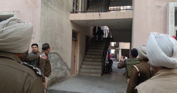 ਘਟਨਾ ਸਥਾਨ ’ਤੇ ਗਾਰਡ ਨੂੰ ਸਮਝਾਉਂਦੇ ਪੁਲਿਸ ਅਧਿਕਾਰੀ। ਘਟਨਾ ਸਥਾਨ ’ਤੇ ਗਾਰਡ ਨੂੰ ਸਮਝਾਉਂਦੇ ਪੁਲਿਸ ਅਧਿਕਾਰੀ।