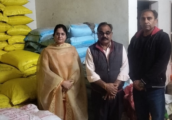 ਡੀ. ਏ. ਪੀ. ਖਾਦ ਦੀ ਜਮਾਂਖੋਰੀ ਅਤੇ ਕਾਲਾਬਜ਼ਾਰੀ ਰੋਕਣ ਲਈ ਮੁੱਖ ਖੇਤੀਬਾੜੀ ਅਫਸਰ ਖਾਦ ਵਿਕਰੇਤਾਵਾ ਦੀ ਚੈਕਿੰਗ ਕਰਦੇ ਹੋਏ।