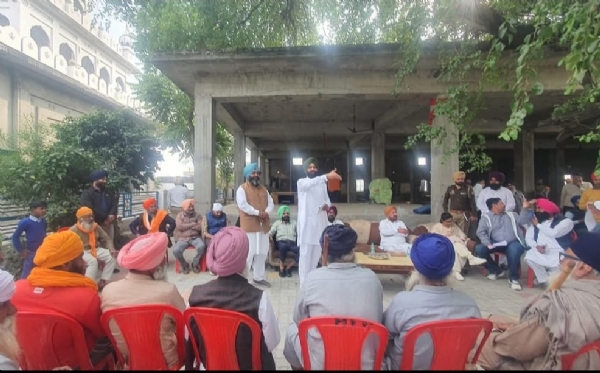 ਹੜ੍ਹ ਪ੍ਰਭਾਵਿਤ ਕਿਸਾਨਾਂ ਨਾਲ ਗੱਲਬਾਤ ਕਰਦੇ ਹੋਏ ਮੰਤਰੀ ਲਾਲਜੀਤ ਸਿੰਘ ਭੁੱਲਰ।