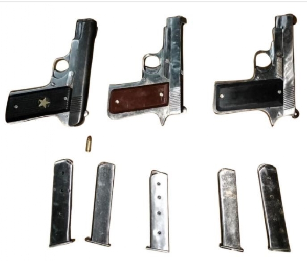 ਮੁਲਜ਼ਮਾਂ ਕੋਲੋਂ ਬਰਾਮਦ ਪਿਸਤੌਲ ਮੁਲਜ਼ਮਾਂ ਕੋਲੋਂ ਬਰਾਮਦ ਪਿਸਤੌਲ