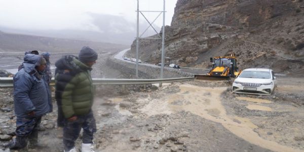 ਨੇਪਾਲ : ਭਾਰੀ ਬਰਫ਼ਬਾਰੀ ਅਤੇ ਜ਼ਮੀਨ ਖਿਸਕਣ ਕਾਰਨ ਉੱਪਰੀ ਮੁਸਤਾਂਗ ਦਾ ਸੰਪਰਕ ਟੁੱਟਿਆ, ਭਾਰਤ ਸਮੇਤ ਹੋਰ ਦੇਸ਼ਾਂ ਦੇ 550 ਤੋਂ ਵੱਧ ਸੈਲਾਨੀ ਫਸੇ