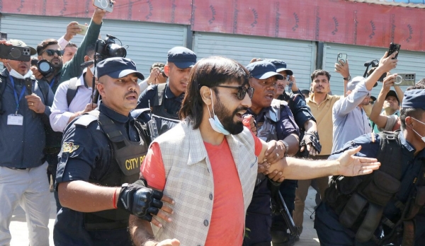 ਜੈਨ ਜੀ ਨੌਜਵਾਨ ਨੂੰ ਗ੍ਰਿਫ਼ਤਾਰ ਕਰਦੀ ਪੁਲਿਸ