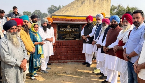 ਵਿਧਾਇਕ ਦਲਬੀਰ ਸਿੰਘ ਟੌਂਗ ਆਪਣੇ ਹਲਕੇ ਵਿੱਚ ਵਿਕਾਸ ਕਾਰਜਾਂ ਦੀ ਲੜੀ ਤਹਿਤ ਪਿੰਡ ਸਠਿਆਲਾ ਵਿਖੇ ਕਰੀਬ 36 ਲੱਖ ਰੁਪਏ ਦੀ ਲਾਗਤ ਨਾਲ ਬਣਨ ਵਾਲੇ ਆਧੁਨਿਕ ਖੇਡ ਸਟੇਡੀਅਮ ਦਾ ਨੀਂਹ ਪੱਥਰ ਰੱਖਦੇ ਹੋਏ ਵਿਧਾਇਕ ਦਲਬੀਰ ਸਿੰਘ ਟੌਂਗ ਆਪਣੇ ਹਲਕੇ ਵਿੱਚ ਵਿਕਾਸ ਕਾਰਜਾਂ ਦੀ ਲੜੀ ਤਹਿਤ ਪਿੰਡ ਸਠਿਆਲਾ ਵਿਖੇ ਕਰੀਬ 36 ਲੱਖ ਰੁਪਏ ਦੀ ਲਾਗਤ ਨਾਲ ਬਣਨ ਵਾਲੇ ਆਧੁਨਿਕ ਖੇਡ ਸਟੇਡੀਅਮ ਦਾ ਨੀਂਹ ਪੱਥਰ ਰੱਖਦੇ ਹੋਏ