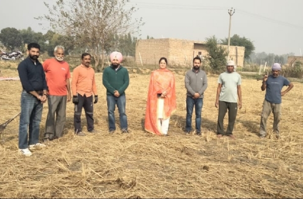 ਮੁੱਖ ਖੇਤੀਬਾੜੀ ਅਫਸਰ ਵੱਖ ਵੱਖ ਪਿੰਡਾਂ ਵਿਖੇ ਕਿਸਾਨਾਂ ਨਾਲ ਮਿਲ ਪਰਾਲੀ ਪ੍ਰਬੰਧਨ ਪ੍ਰਤੀ ਸੁਝਾਅ ਦਿੰਦੇ ਹੋਏ. ਮੁੱਖ ਖੇਤੀਬਾੜੀ ਅਫਸਰ ਵੱਖ ਵੱਖ ਪਿੰਡਾਂ ਵਿਖੇ ਕਿਸਾਨਾਂ ਨਾਲ ਮਿਲ ਪਰਾਲੀ ਪ੍ਰਬੰਧਨ ਪ੍ਰਤੀ ਸੁਝਾਅ ਦਿੰਦੇ ਹੋਏ.