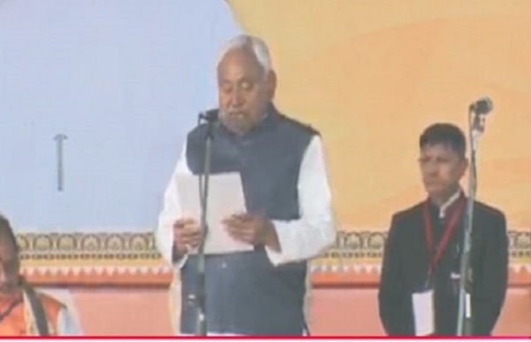 ਮੁੱਖ ਮੰਤਰੀ ਨਿਤੀਸ਼ ਸਹੁੰ ਚੁੱਕਦੇ ਹੋਏ ਮੁੱਖ ਮੰਤਰੀ ਨਿਤੀਸ਼ ਸਹੁੰ ਚੁੱਕਦੇ ਹੋਏ